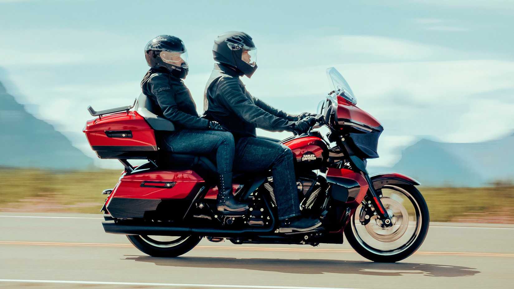 Piloto e passageiro em uma Harley-Davidson Street Glide Ultra 2025