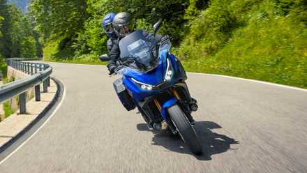 Piloto e passageiro em uma foto frontal da Honda NT1100 DCT 2025 com acessórios - modelo europeu mostrado