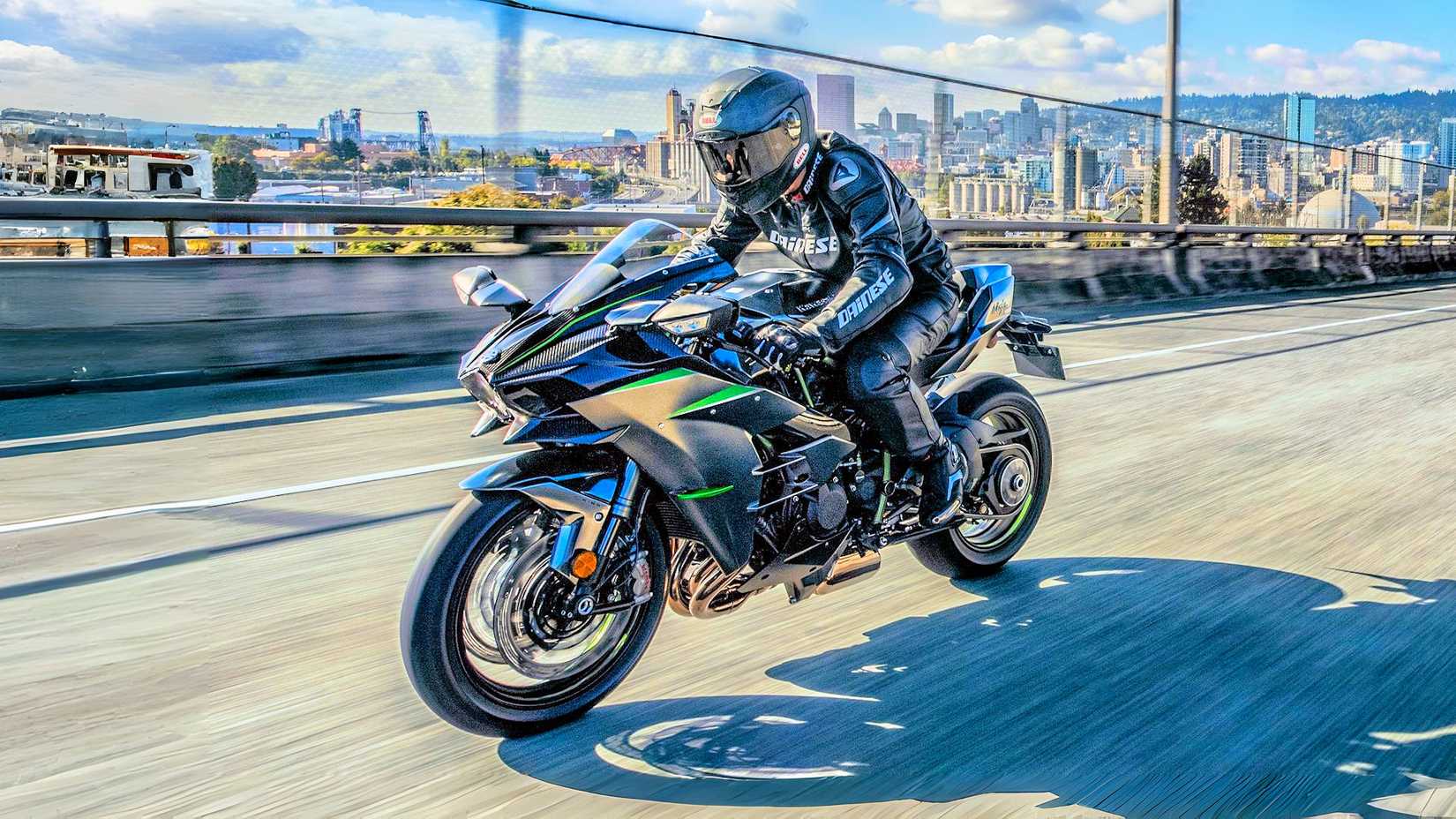 Piloto em uma Kawasaki Ninja H2 Carbon 2024