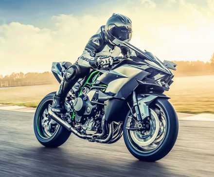 Piloto em uma Kawasaki Ninja H2 R 2024