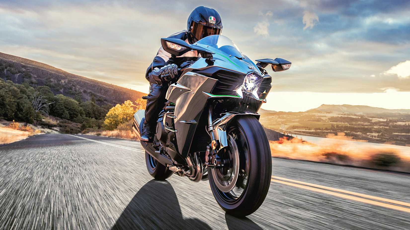 Piloto em uma Kawasaki Ninja H2 2024