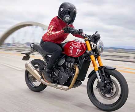 Piloto em uma Triumph Speed 400 2025