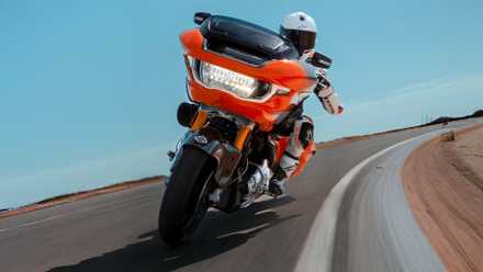 Piloto em uma Harley-Davidson CVO Road Glide RR 2025, foto frontal