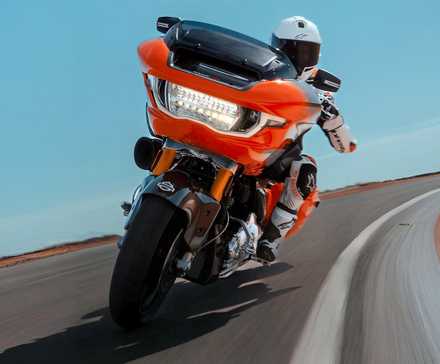 Piloto em uma Harley-Davidson CVO Road Glide RR 2025, foto frontal