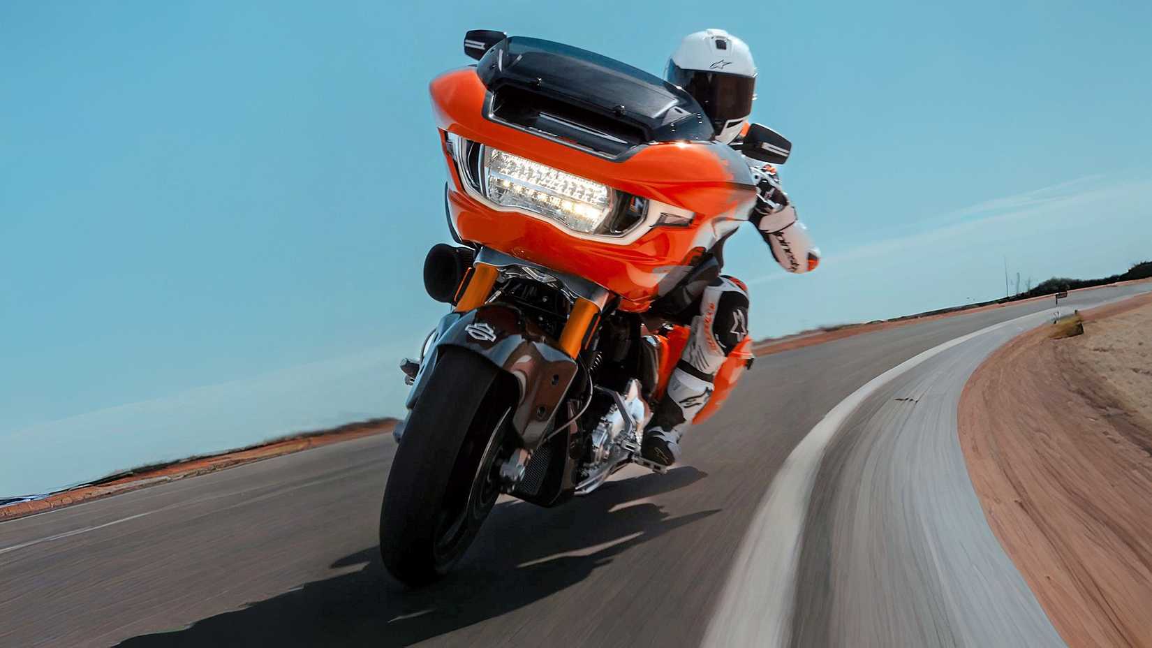 Piloto em uma Harley-Davidson CVO Road Glide RR 2025, foto frontal