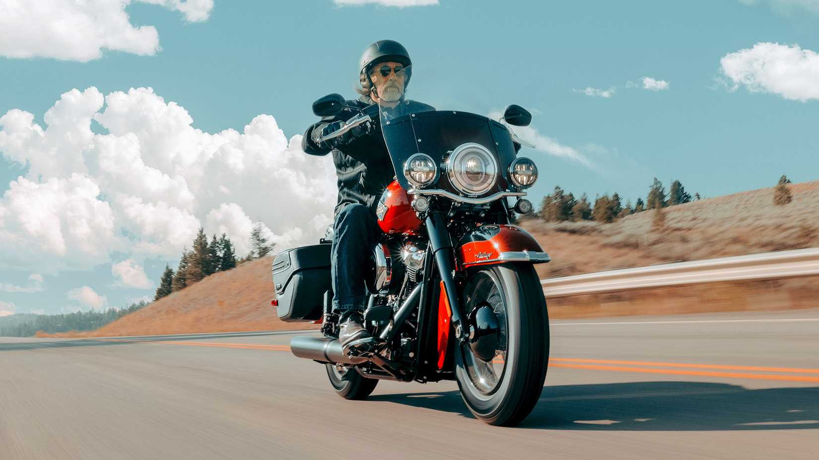 Piloto em uma Harley-Davidson Heritage Classic 2025