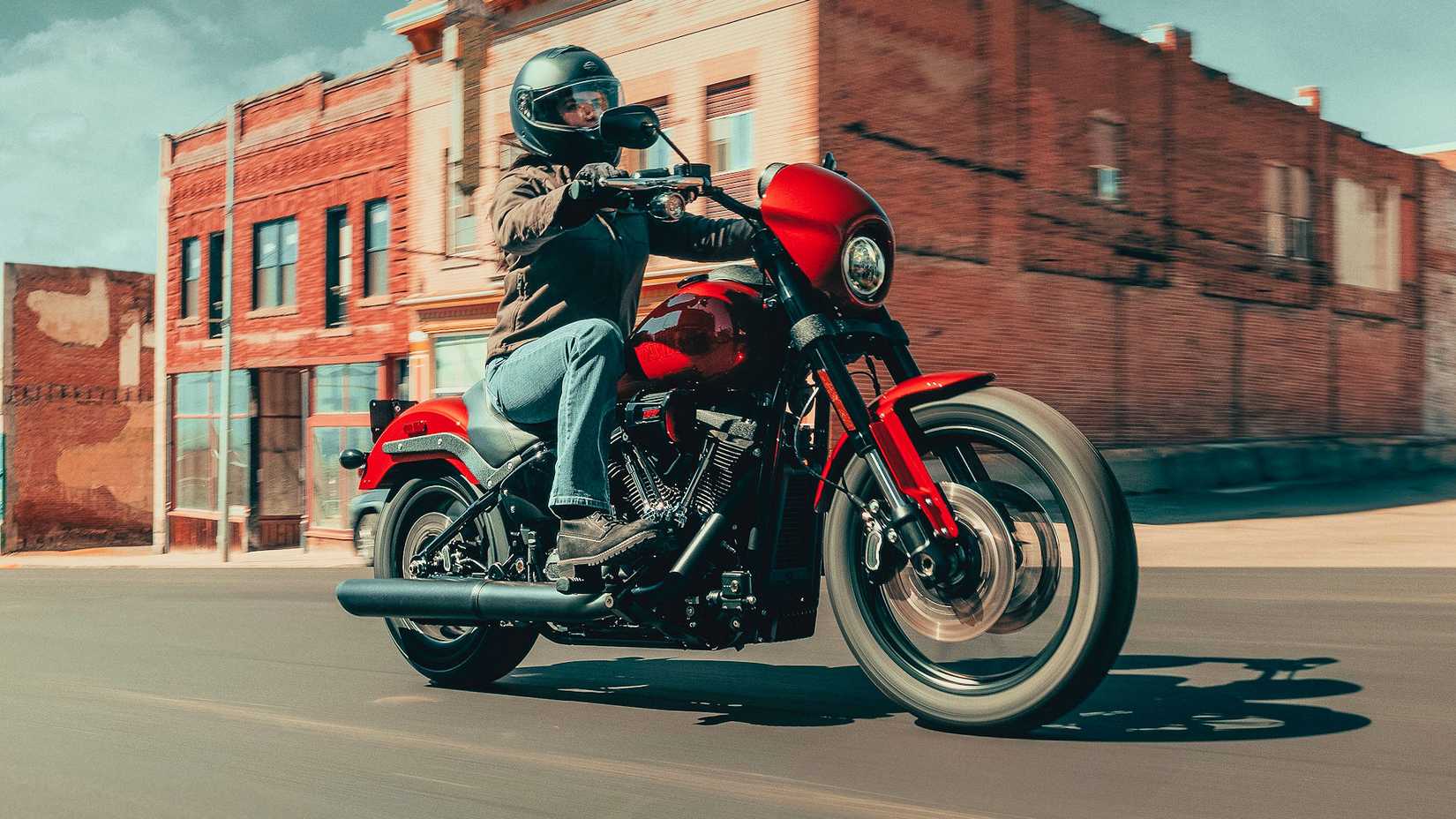 Piloto em uma Harley-Davidson Low Rider S 2025