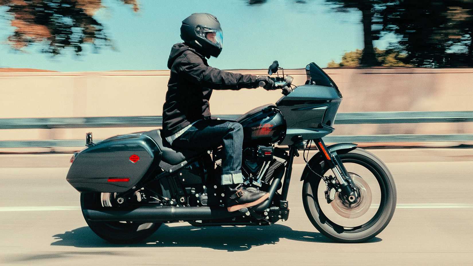 Piloto em uma Harley-Davidson Low Rider ST 2025