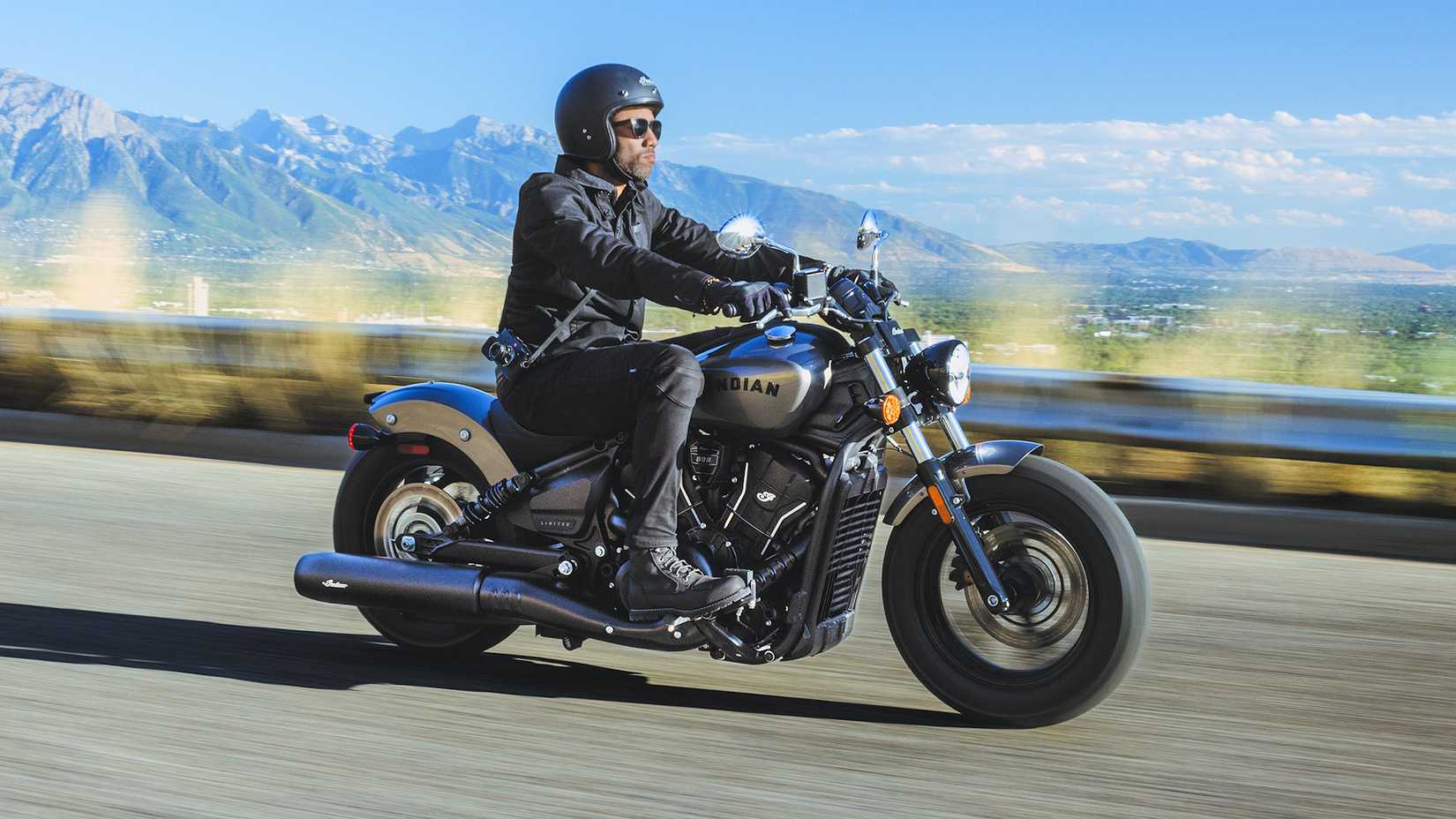 Piloto em uma Indian Scout Sixty Bobber 2025