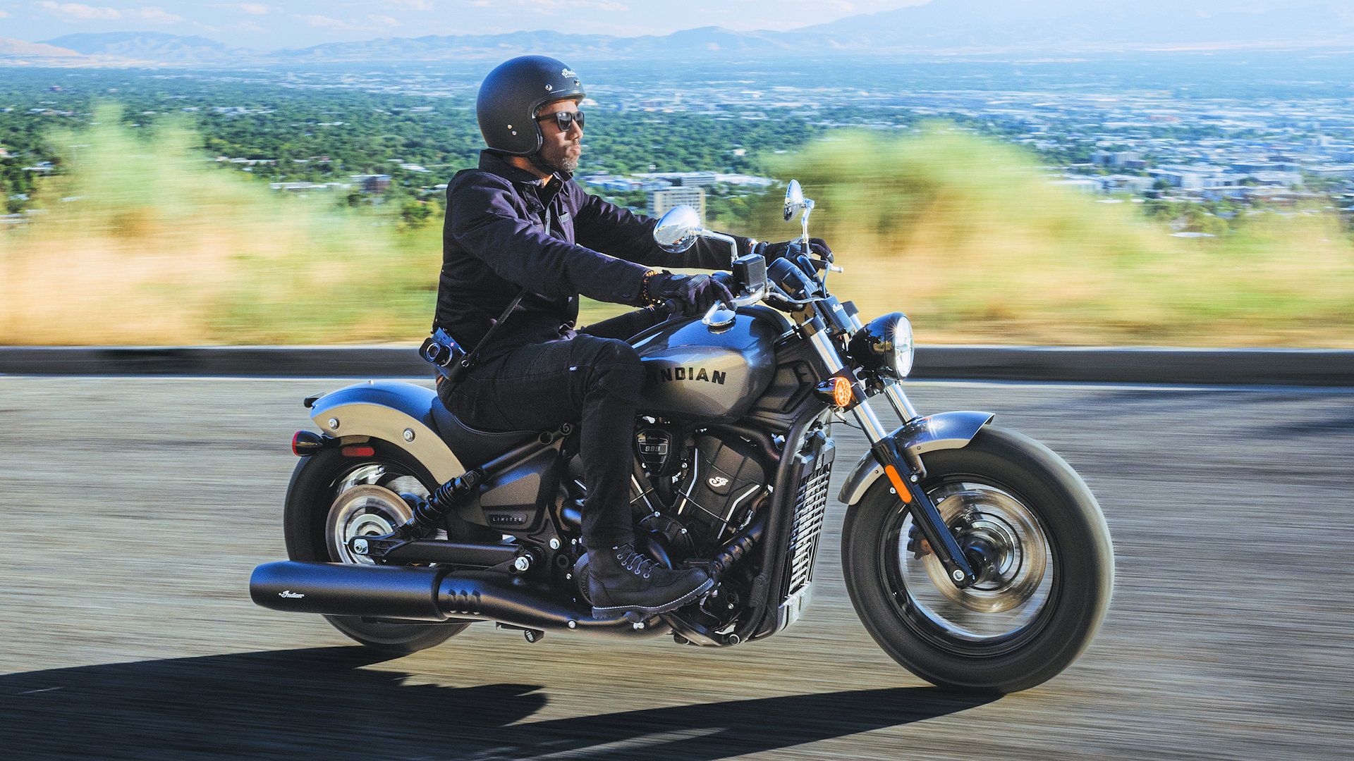 Piloto em uma Indian Scout Sixty Bobber 2025