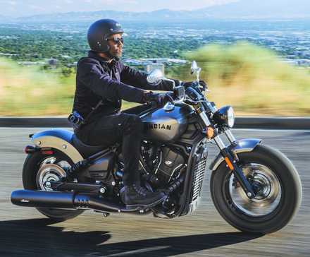 Piloto em uma Indian Scout Sixty Bobber 2025