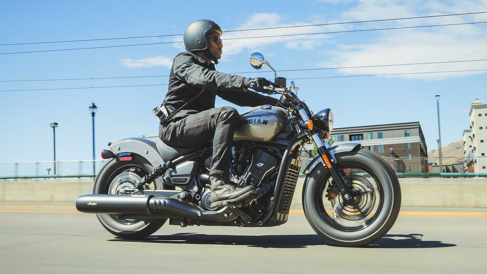 Piloto em uma Indian Scout Sixty Bobber 2025