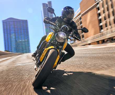 Piloto em uma Triumph Trident 660 2025