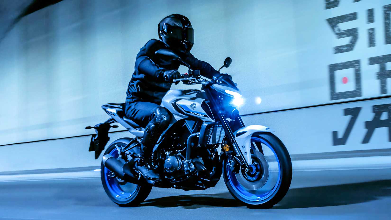 Piloto em uma Yamaha MT-03 2025
