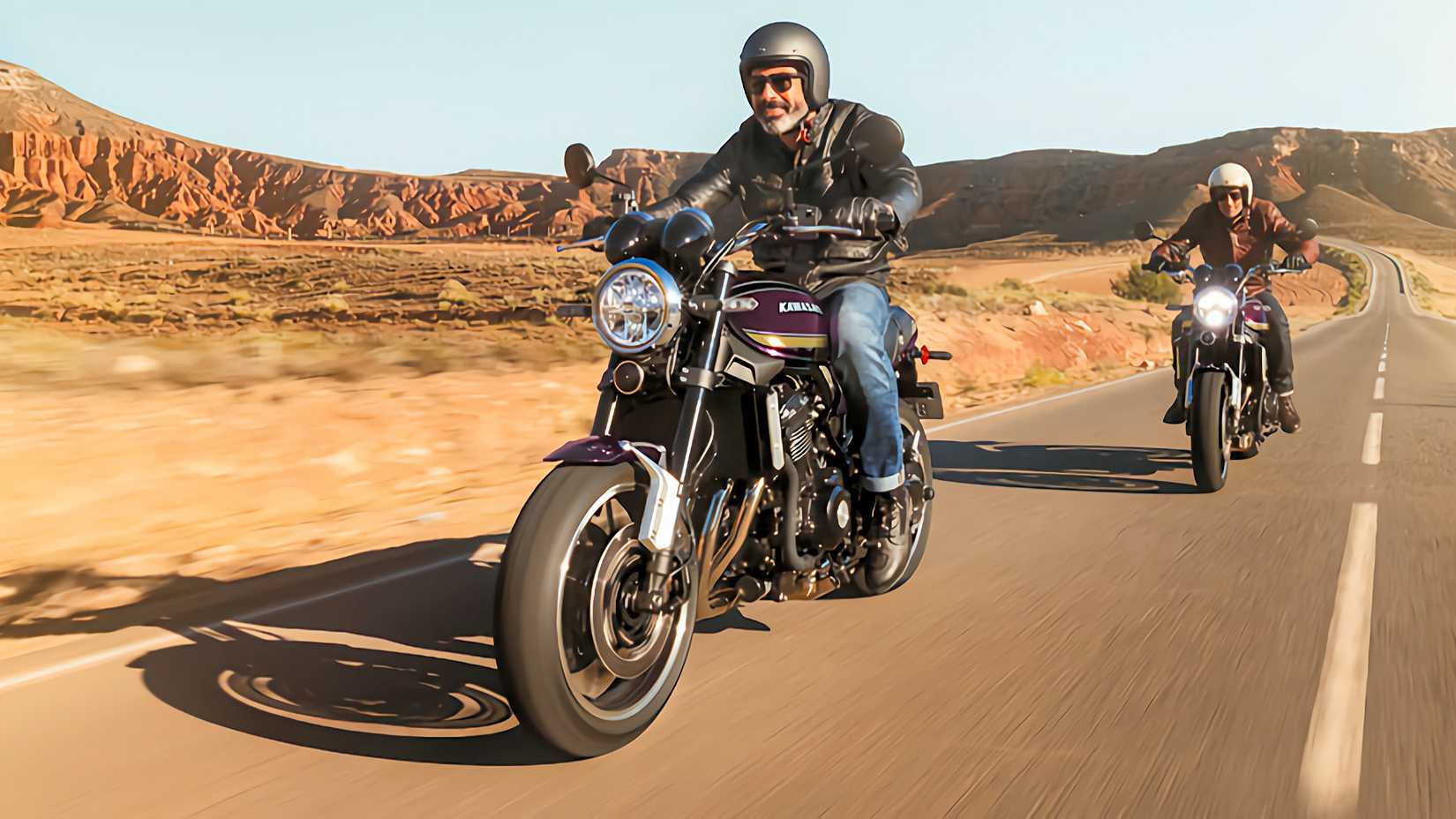 Pilotos em motocicletas Kawasaki Z900RS 2025