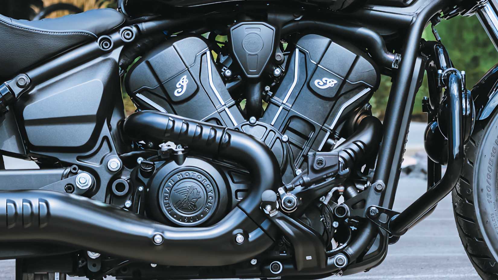 SpeedPlus 999 em detalhe de close-up do motor Indian Scout Sixty Bobber 2025 com acessórios