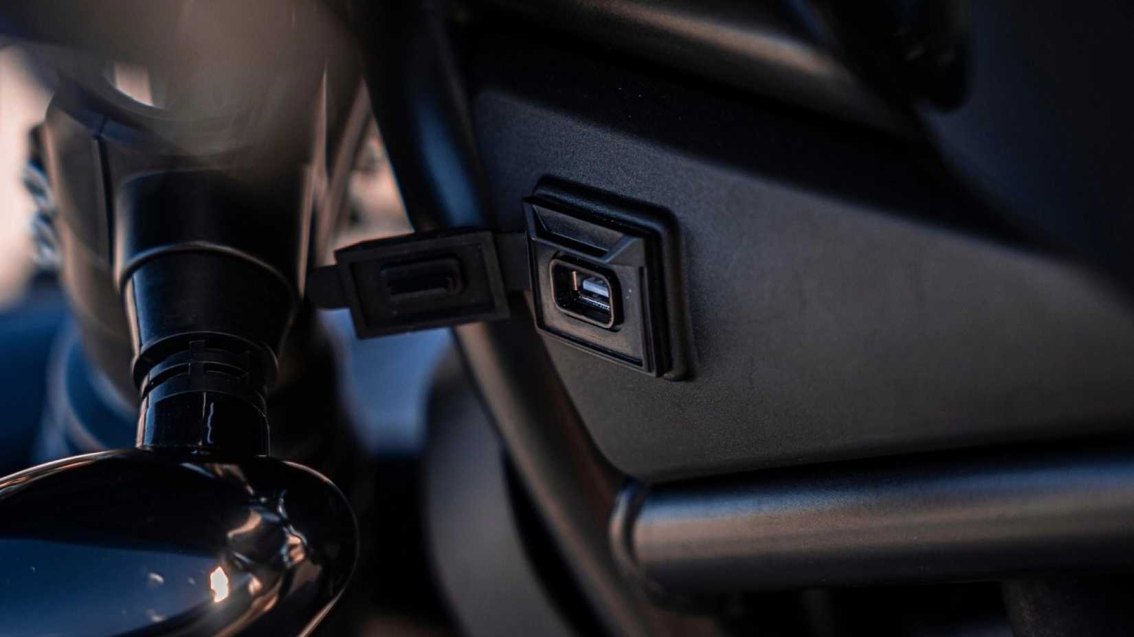 2025 Moto Morini Calibro 700 Bagger USB port