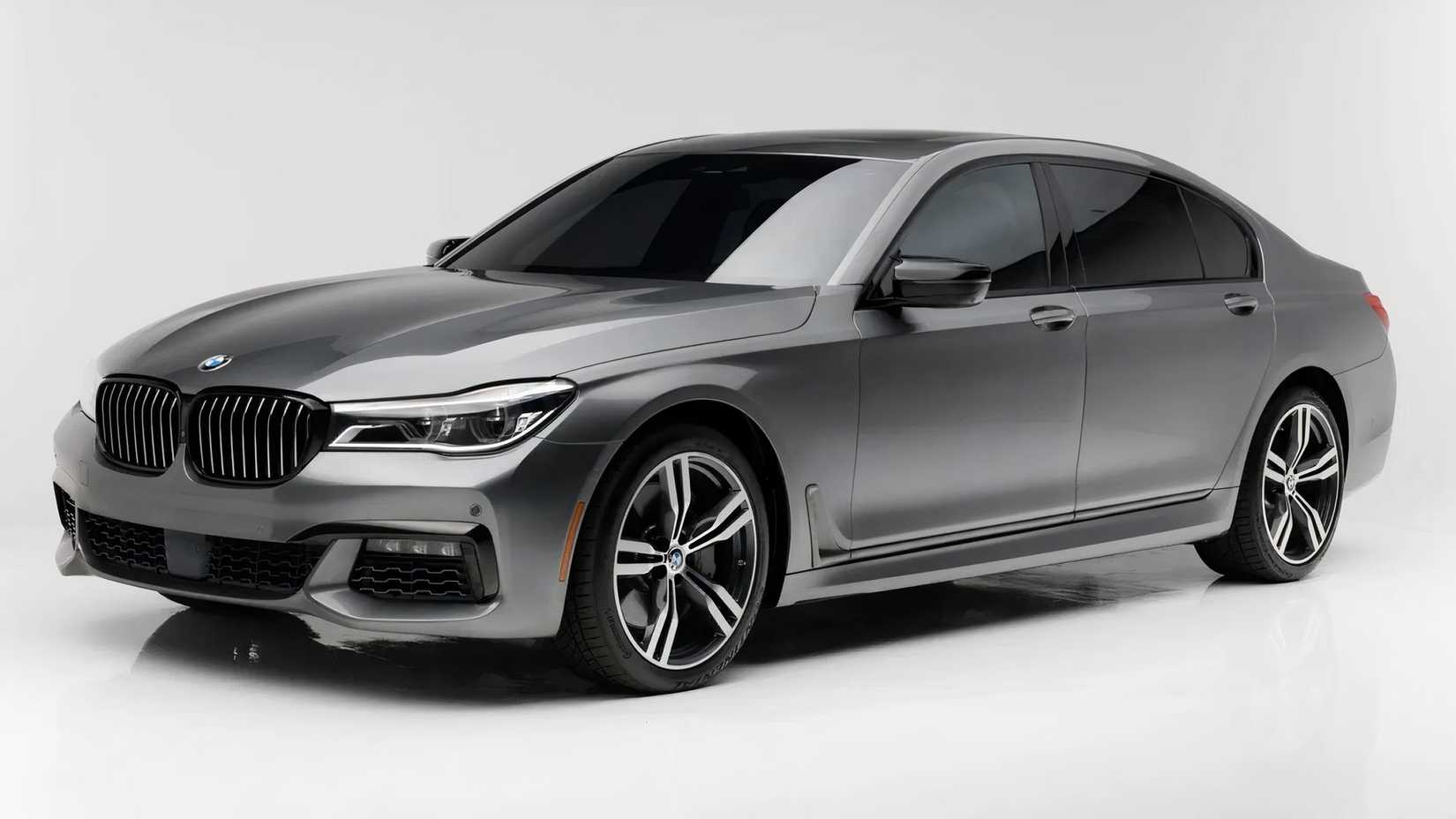 2016 BMW 750i xDrive, front 3/4