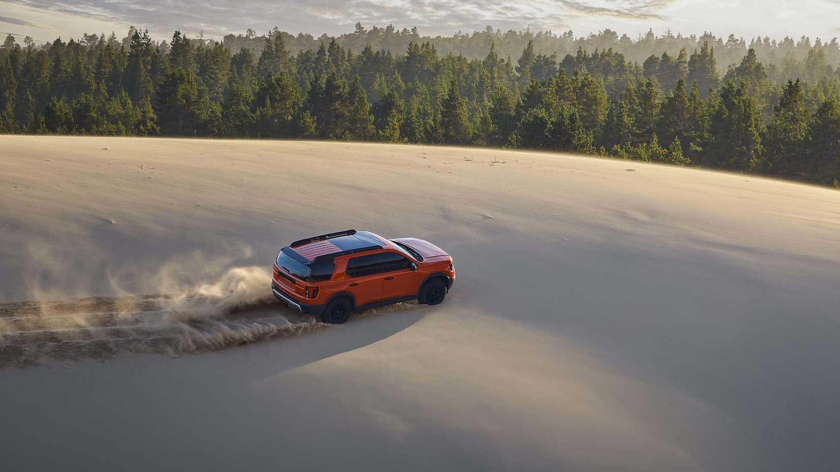 2026 Honda Passport Transport em laranja dirigindo no deserto