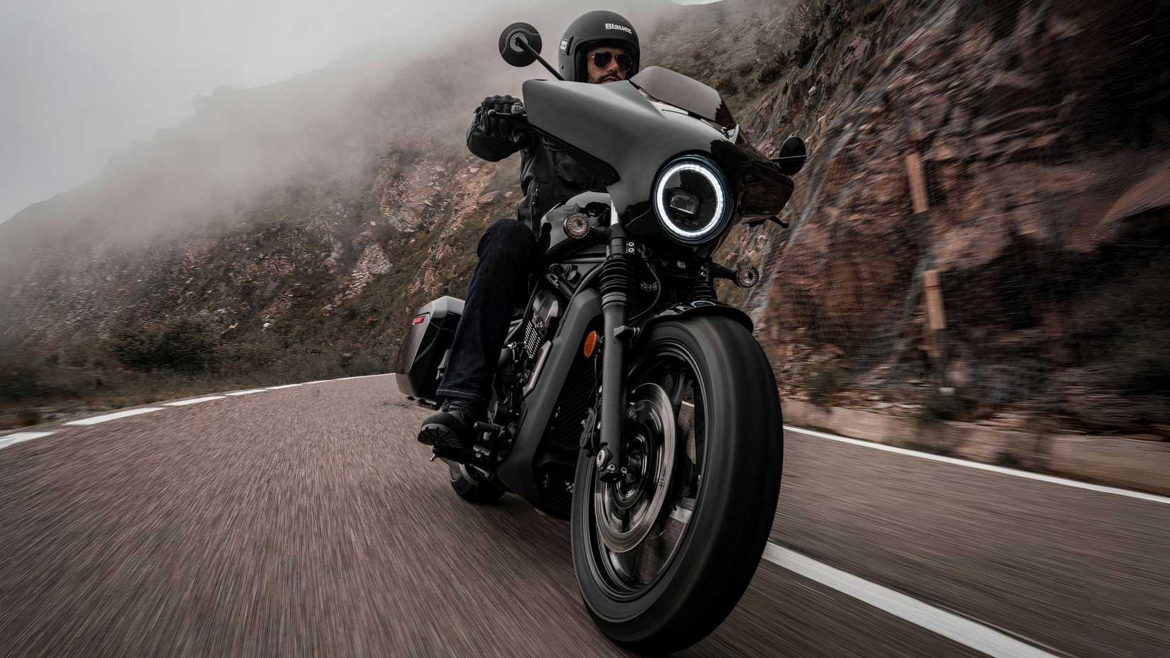 Moto Morini Calibro 700 Bagger acelerando a cena cinematográfica do terceiro quarto
