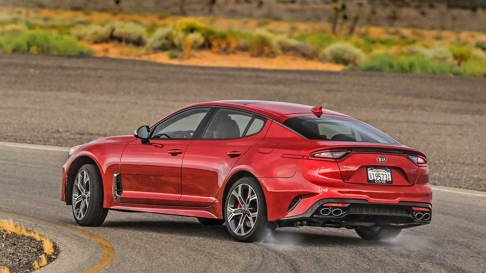 Um Kia Stinger 2020 faz fumaça ao virar uma esquina