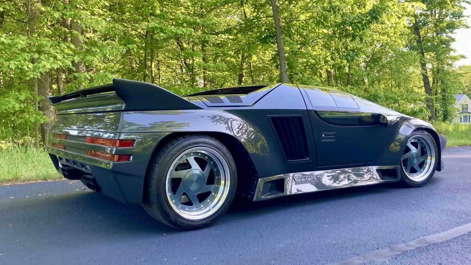 Foto traseira 3/4 de um Vector W8 1990 estacionado na estrada