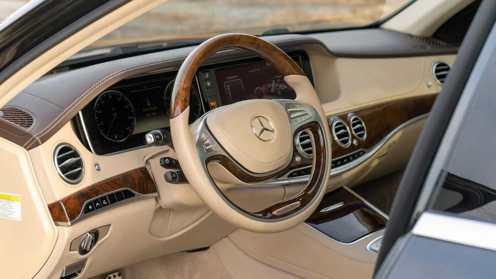 Foto frontal do interior do mercedes-benz s550 sedan 2014