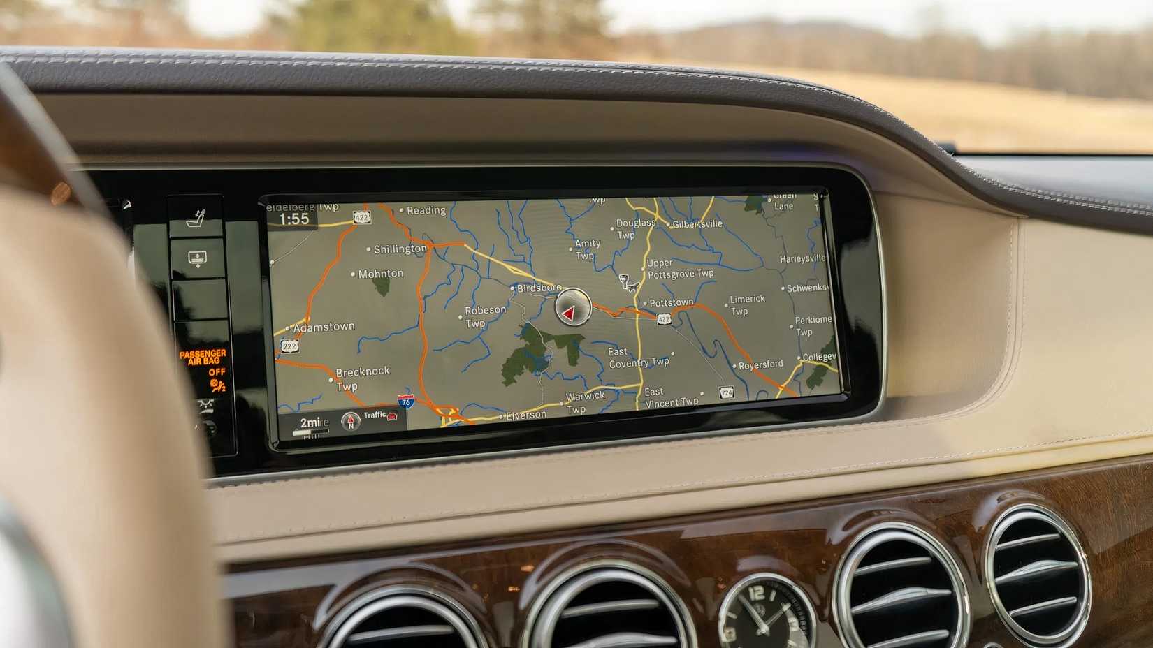 2014 mercedes-benz s550 sedan close-up shot of the navigation system