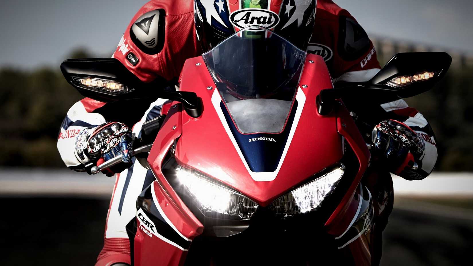   Uma foto dramática da Honda CBR1000RR 2017 em uma pista de corrida