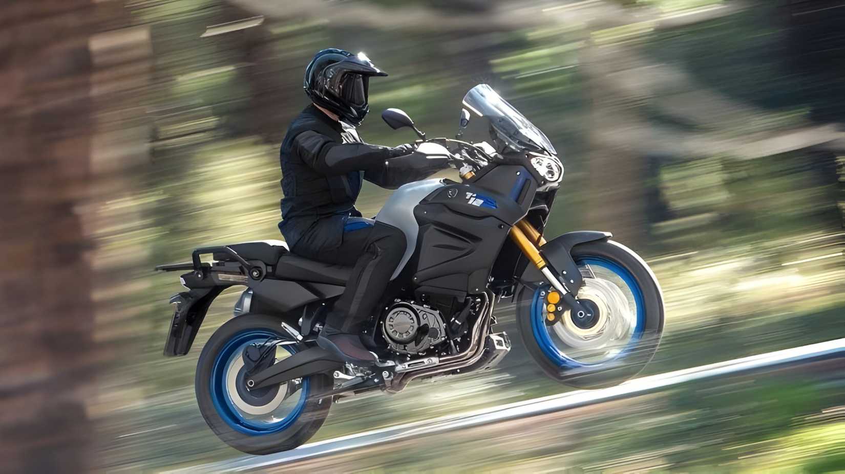 2020 Yamaha Super Tenere ES accelerating side profile view