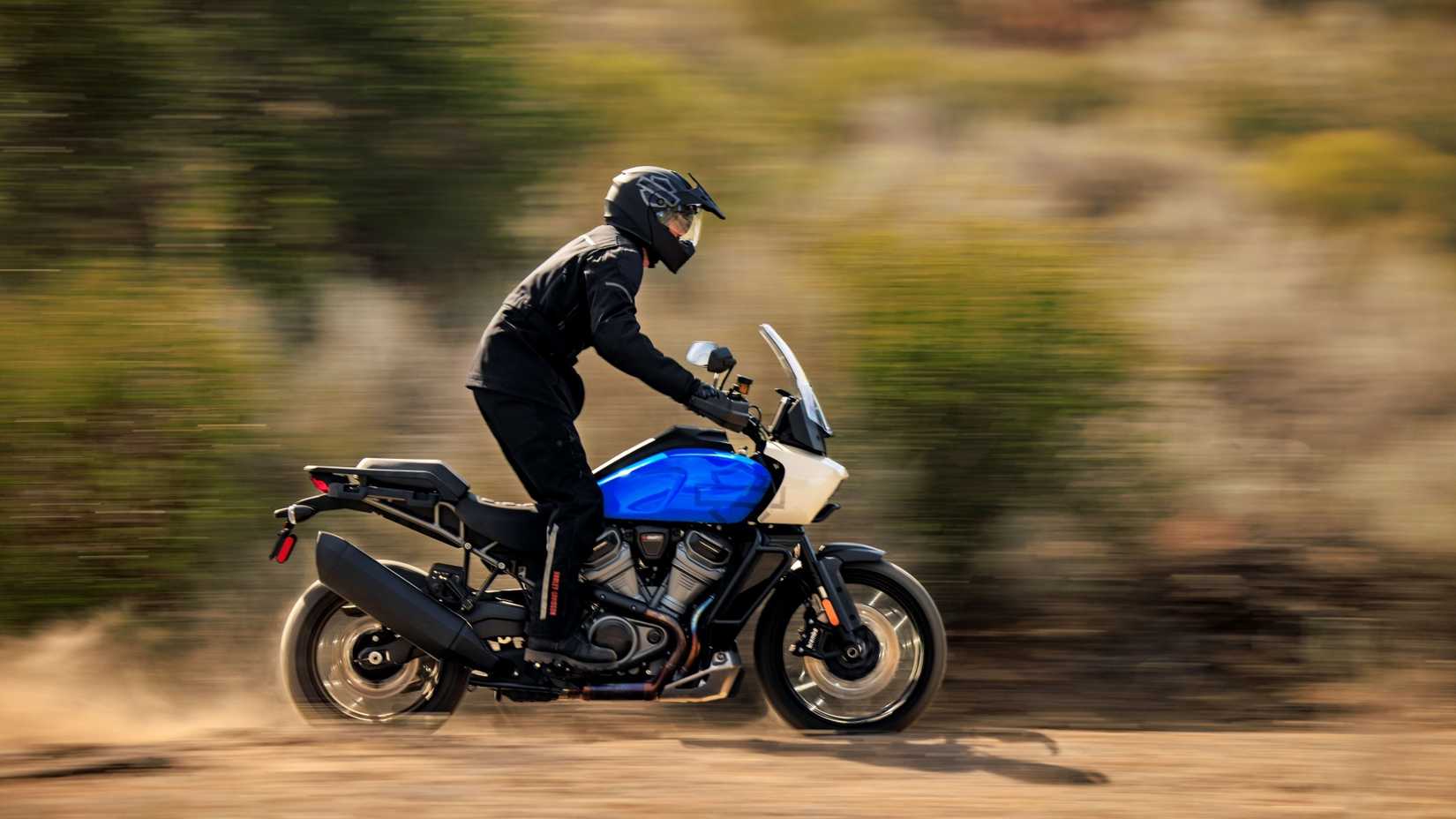 2021 Harley-Davidson Pan America 1250 Special com piloto em pé na moto