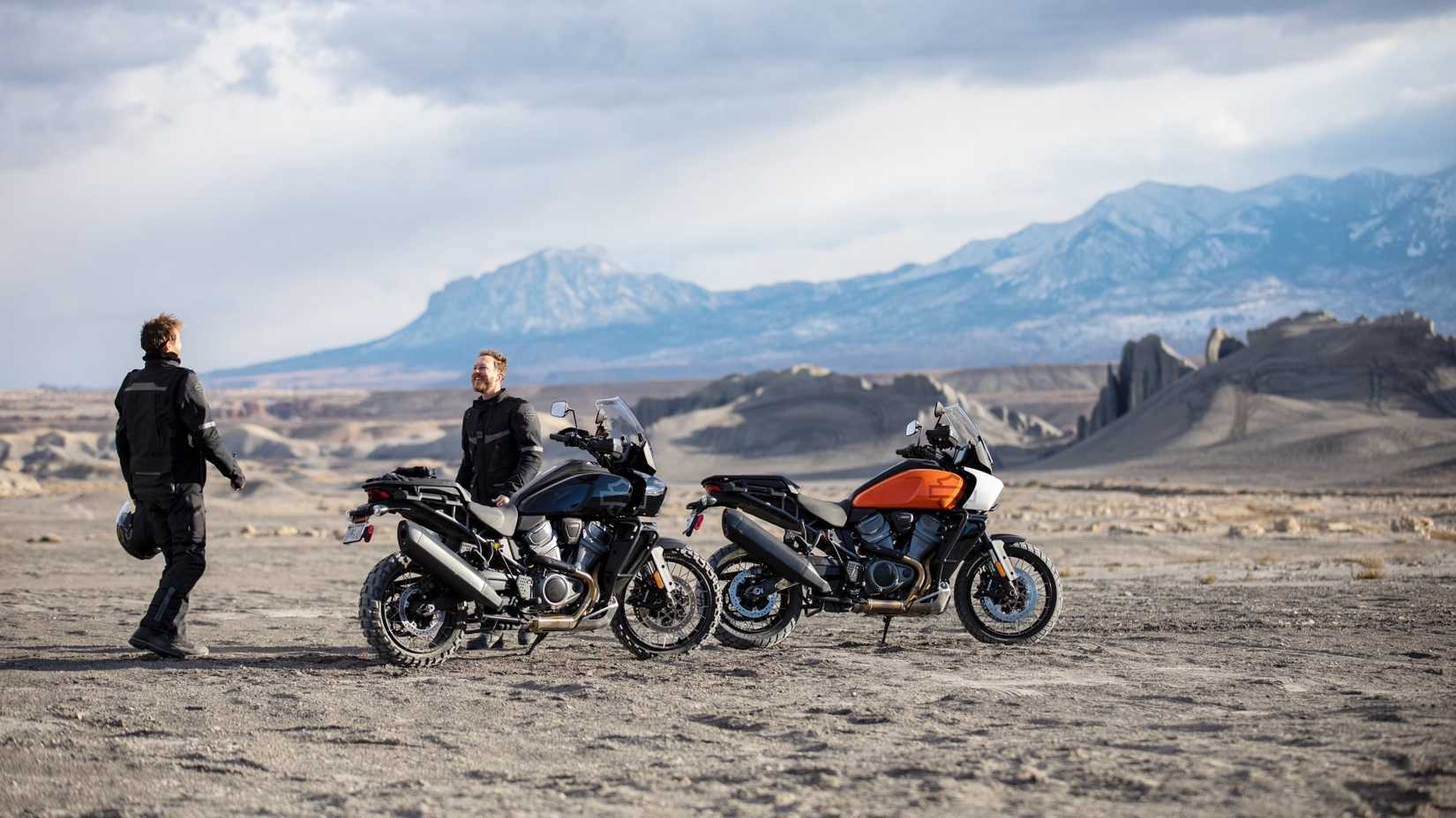 2021 Harley-Davidson Pan America 1250 Specials estacionada no deserto