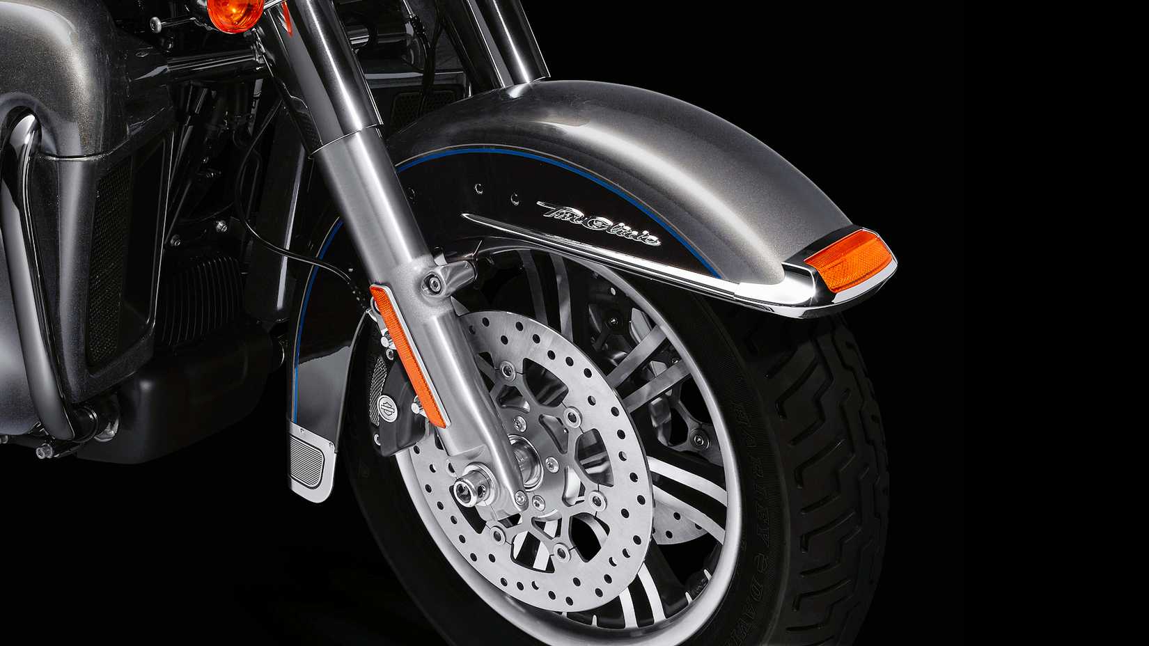 Detalhe de close-up da roda dianteira Harley-Davidson TriGlide Ultra 2021