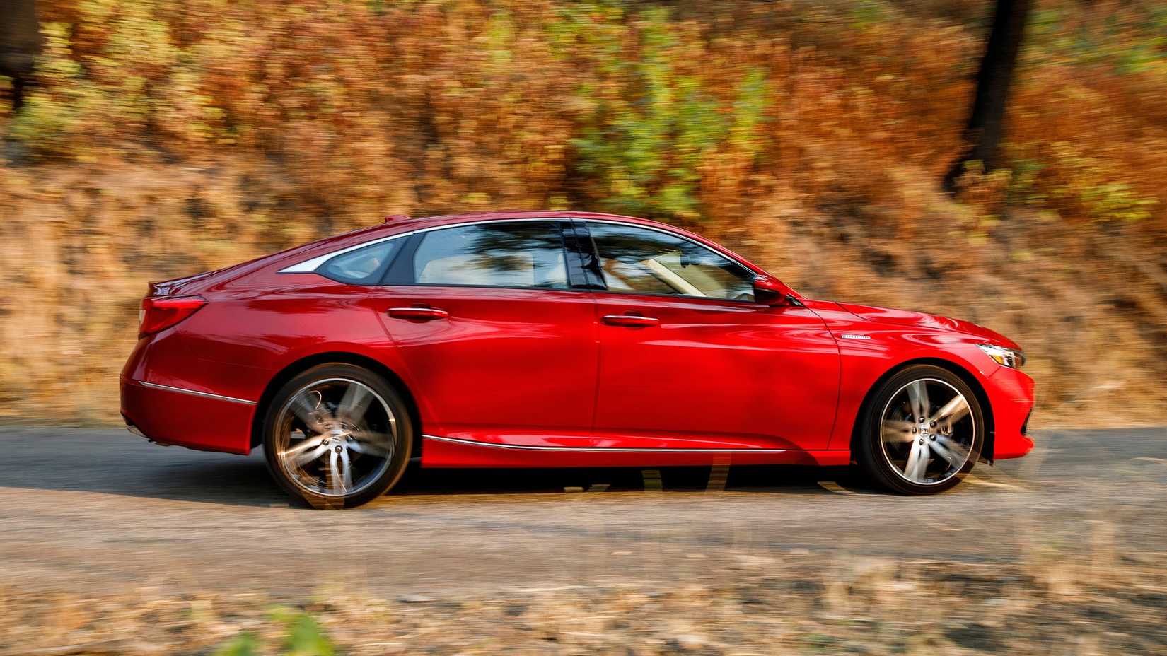 2022 Honda Accord Hybrid dirigindo na estrada