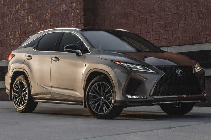 Foto 3/4 lateral em ângulo baixo do Lexus RX 350 2022 em prata estacionado na rua