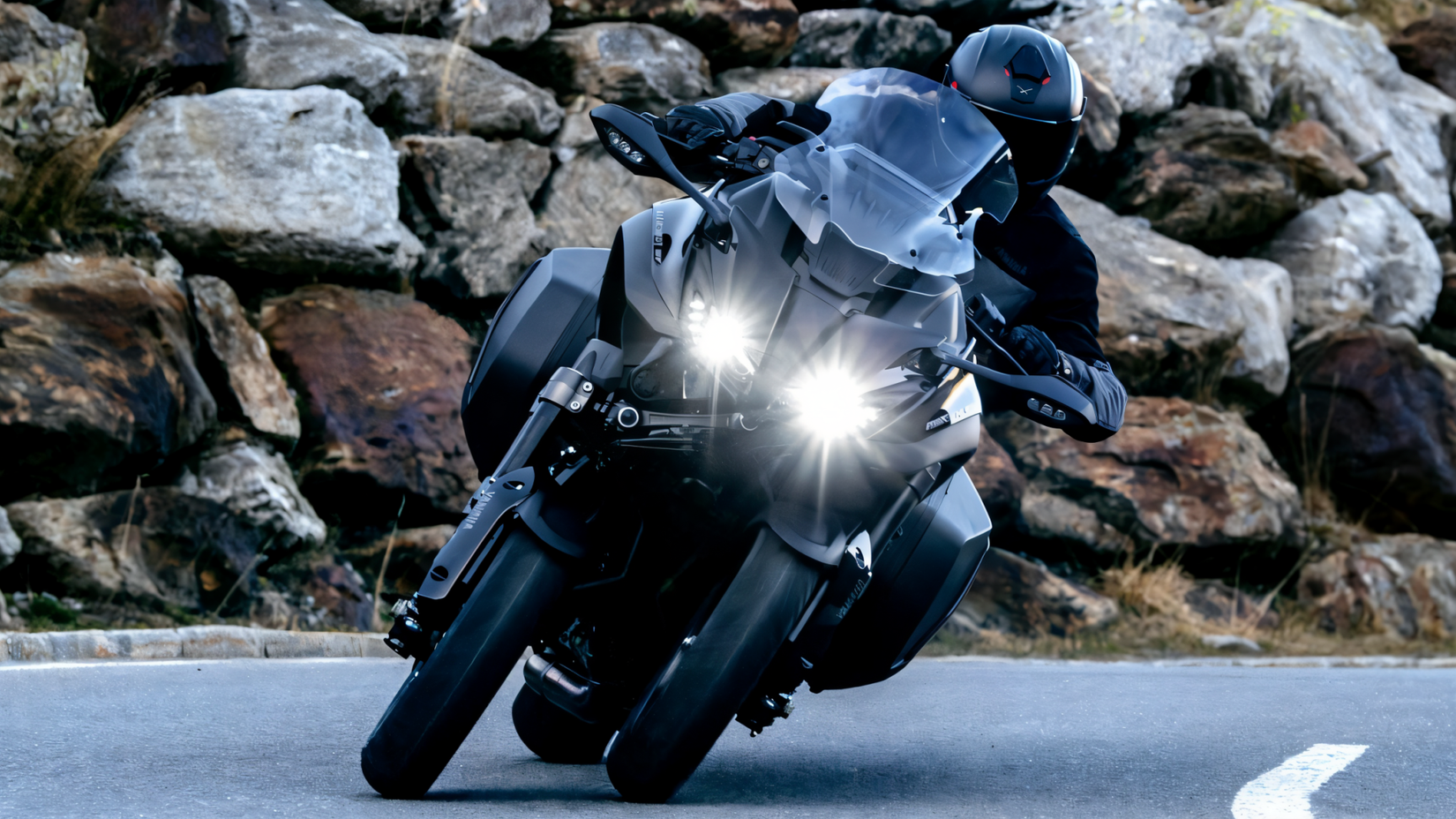 Motocicleta de três rodas Yamaha Niken GT em ação