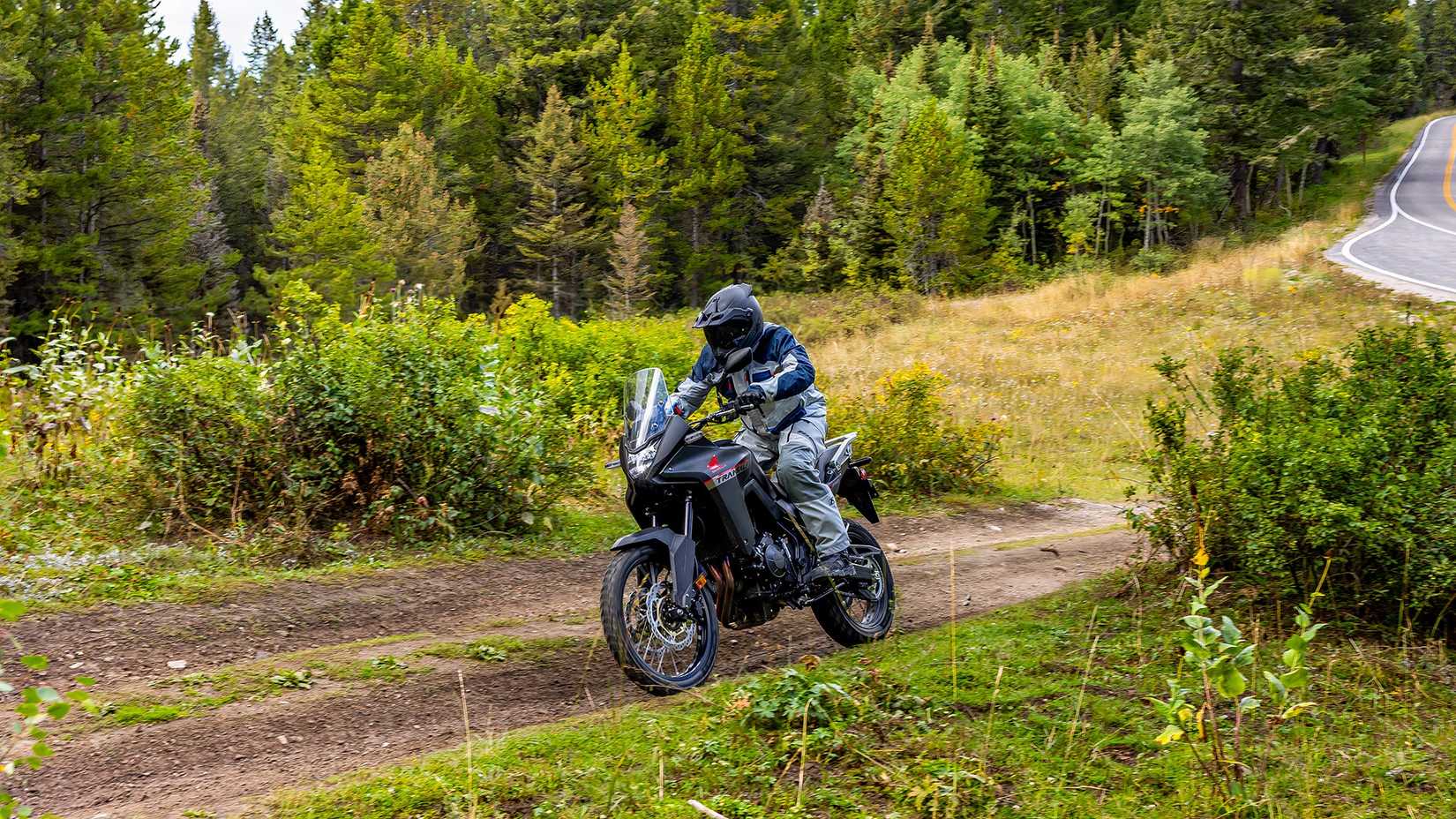 Foto de ação de um Honda Transalp 2024 saindo da estrada