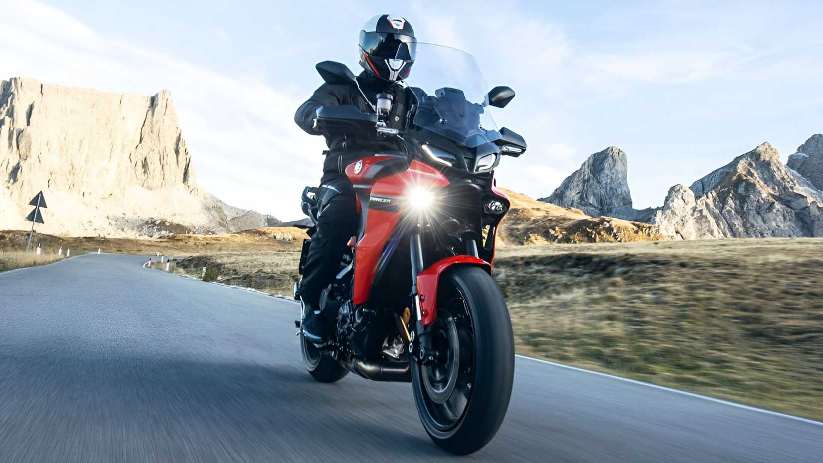 2025 Yamaha Tracer 9 andando com montanhas ao fundo