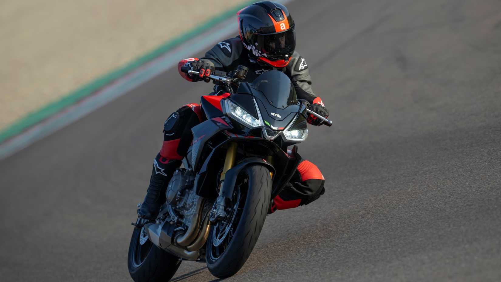 2025 Aprilia Tuono 660 Factory fazendo curvas em uma pista de corrida