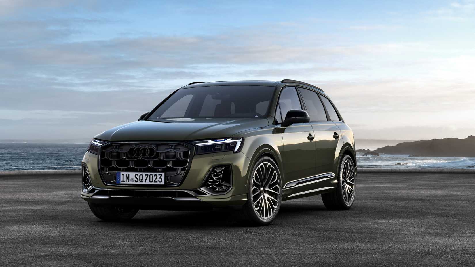 2025 Audi Q7, front 3/4 shot parked