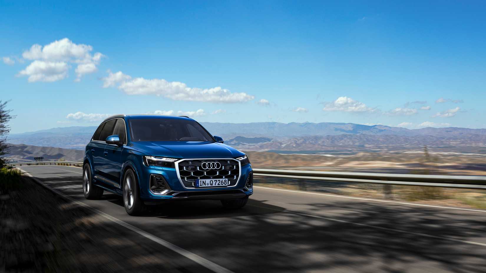 Foto frontal do Audi Q7 2025 dirigindo na estrada
