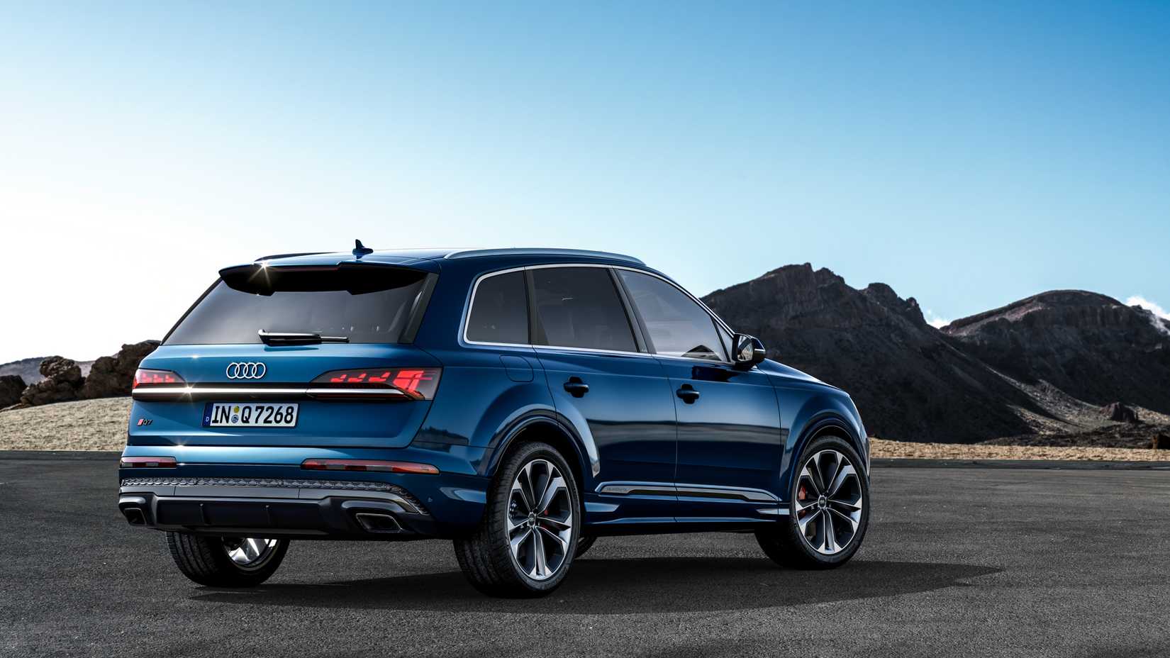2025 Audi Q7 in blue parked