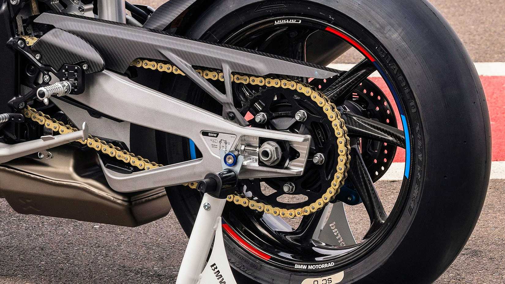 2025 BMW M 1000 RR traseira M Carbono detalhe em close da roda