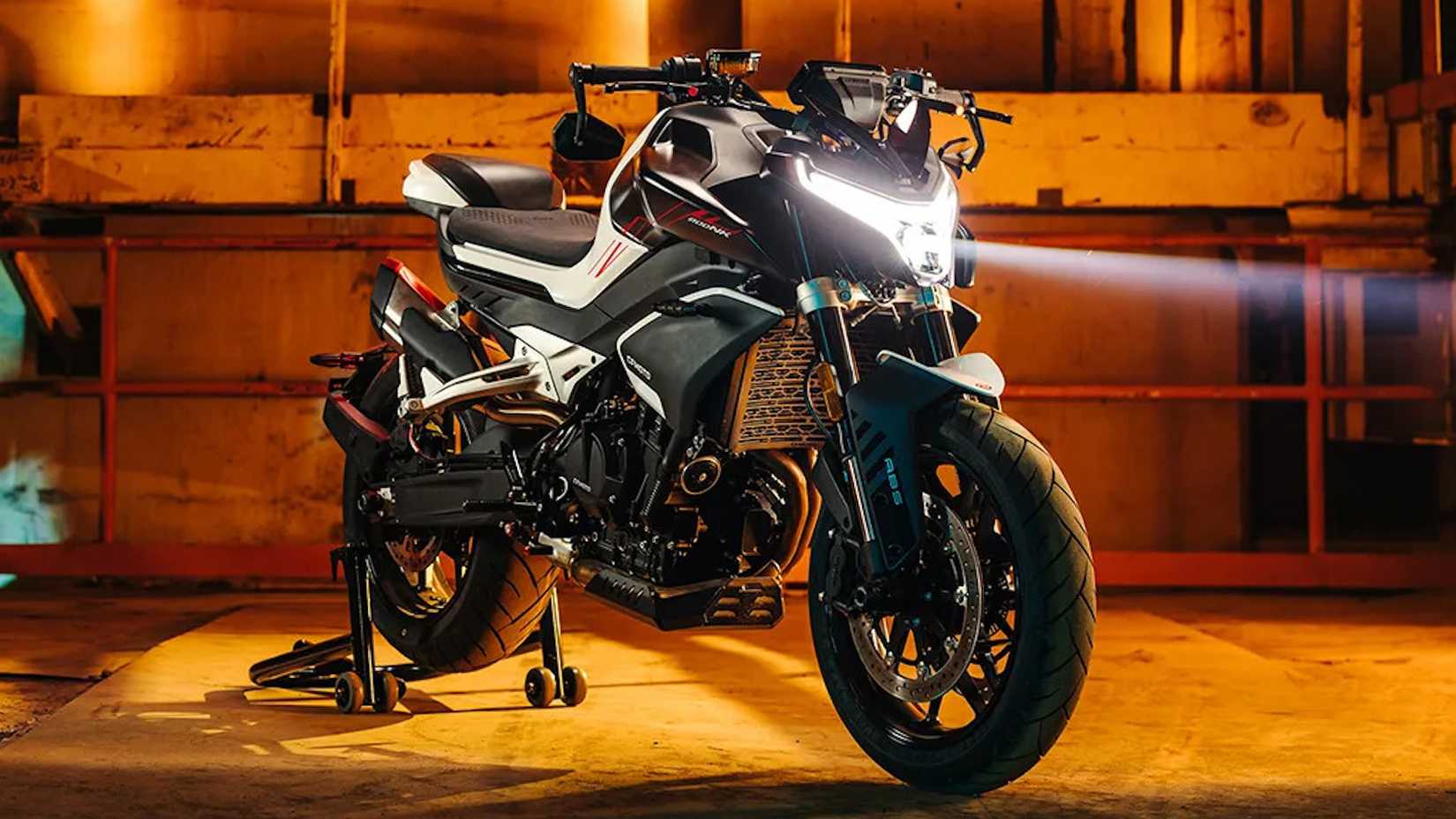 CFMoto 800NK estacionada em um paddock em um armazém