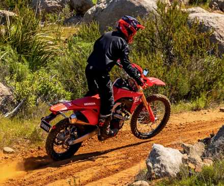 Vista ariel off-road de esporte duplo Honda CRF450RL