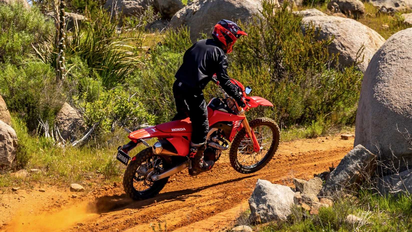 Vista ariel off-road de esporte duplo Honda CRF450RL