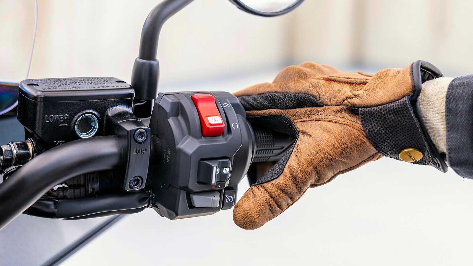 Detalhe do guidão direito da Honda Rebel 1100T 2025