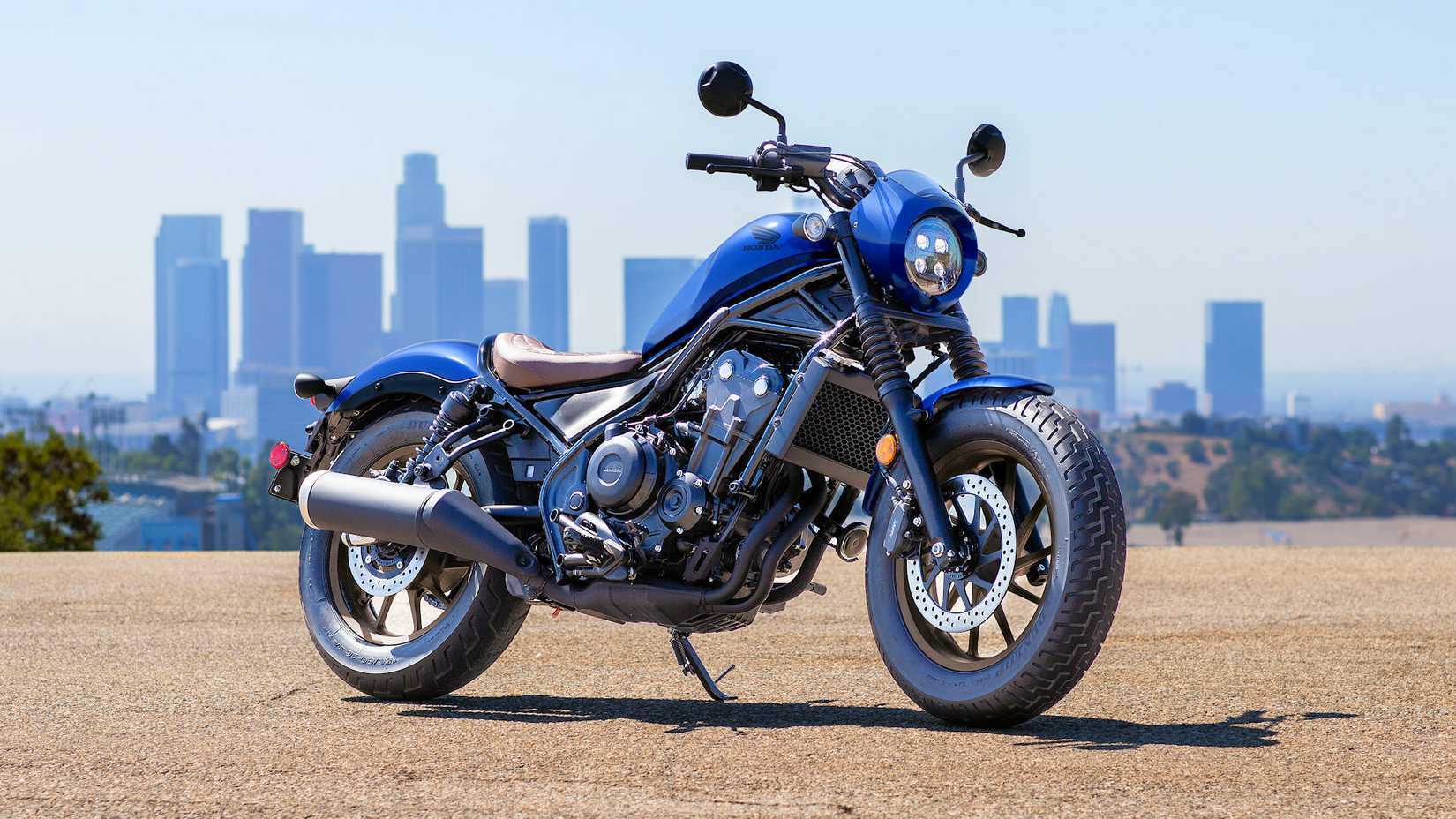 Foto estática do quarto frontal da Honda Rebel 500 2025