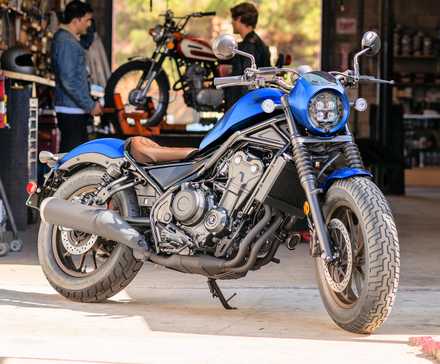 Foto estática do quarto frontal da Honda Rebel 500 2025