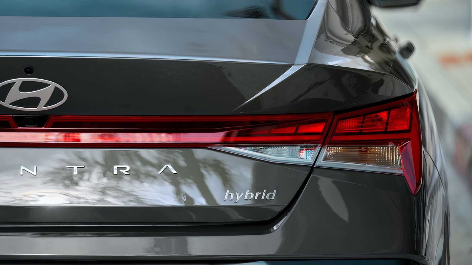Close de um emblema traseiro do Hyundai Elantra Hybrid 2025